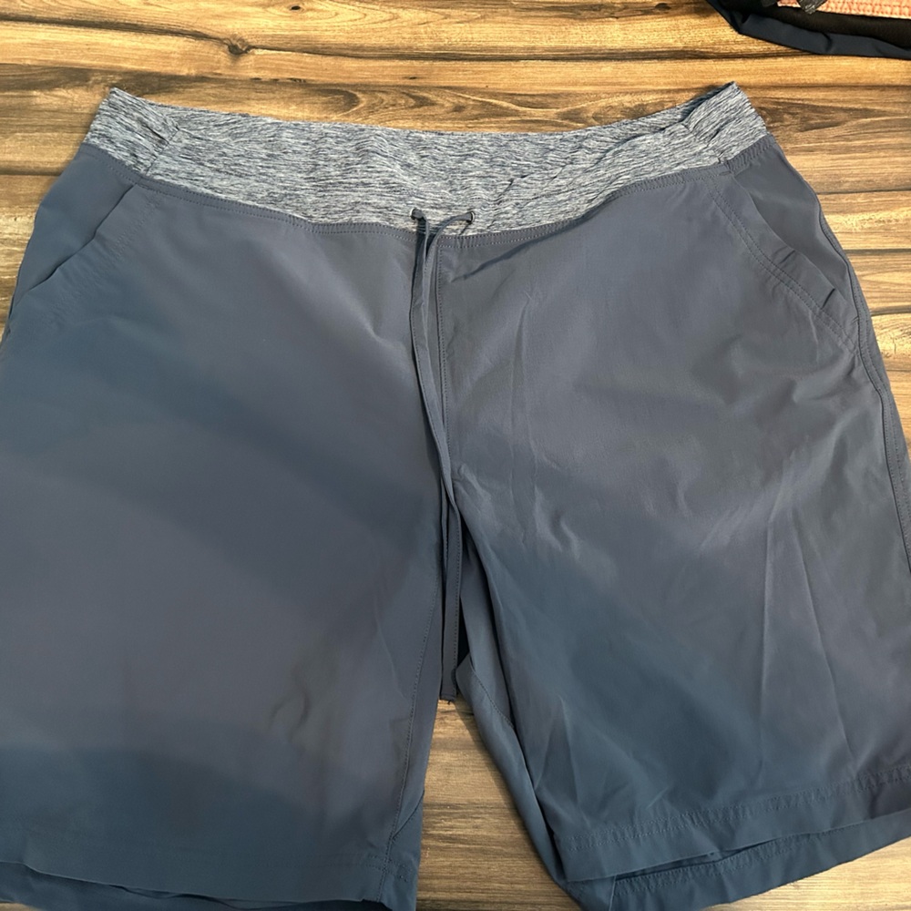 Women's Plus Armachillo Cooling 10" Shorts
EUC 20W